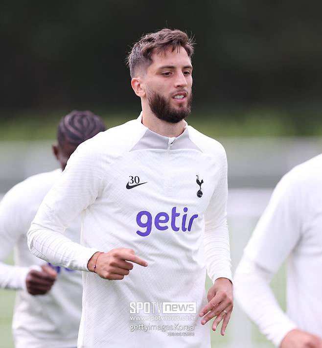 ▲ 벤탄쿠르가 손흥민을 향한 인종차별 논란이 있었다. 벤탄쿠르는 우루과이 방송 '포르 라 카미세타'에 출연해 "손흥민 사촌 유니폼은 어떤가. 어차피 그쪽 사람들은 다 똑같이 생겼다"라며 진행자의 한국인 선수 유니폼 요청에 농담을 던졌다. 명백한 인종차별적 발언이었다. 해당 발언이 사회관계망서비스(SNS)를 타고 전 세계에 퍼지자 벤탄쿠르를 향한 비판이 쇄도했고, 벤탄쿠르가 "진짜 나쁜 농담이었어. 다른 사람을 존중하지 않는다거나 상처 주려는 말이 아니었다는 걸 알거야. 사랑해 손흥민"이라고 인스타그램 스토리를 올렸지만 진정성에 의문이 있었다. 손흥민 애칭인 'SONNY'를 'SONY'로 표기했다