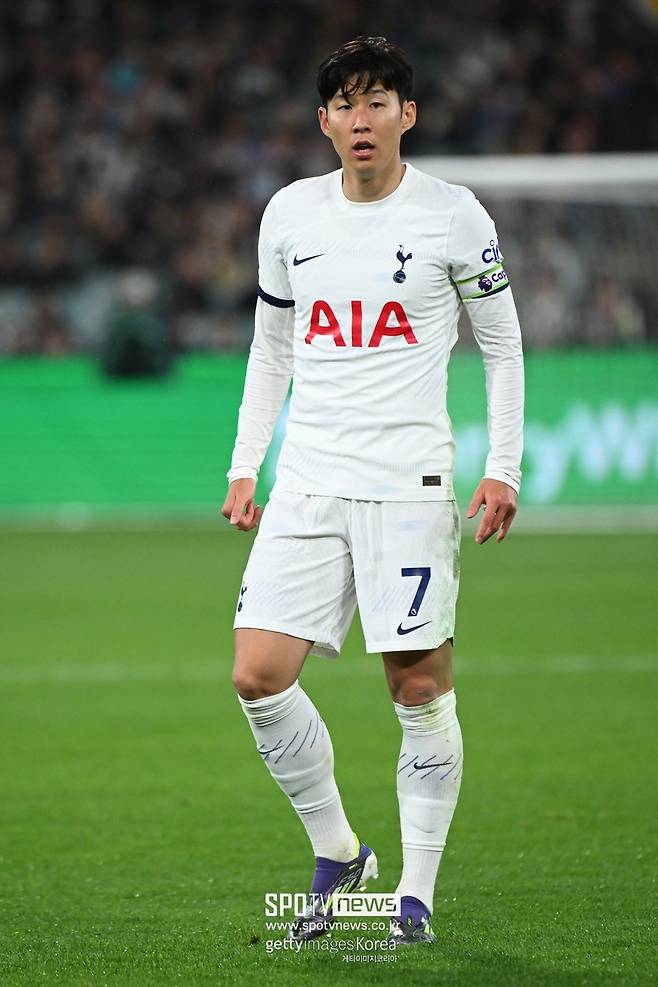 ▲ 손흥민과 로드리고 벤탄쿠르. 같은 토트넘 동료인데 이해할 수 없는 인터뷰를 했다. 벤탄쿠르가 손흥민을 향해 인종차별 발언을 했고, 사과에도 논란은 더 커졌다. 이후 손흥민이 용서했다는 SNS, 토트넘 구단 공식 반응까지 나왔지만 비난 여론은 여전히 거세다. 국내 언론뿐 아니라 이젠 영국 매체들까지 합세했다. 상황이 커지자 잉글랜드축구협회(FA)가 움직였다. 벤탄쿠르 징계를 구체적으로 논의 중이다.