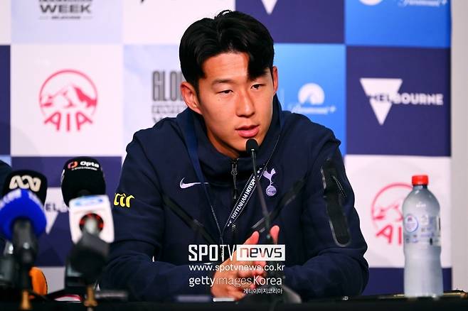 ▲ 손흥민과 로드리고 벤탄쿠르. 같은 토트넘 동료인데 이해할 수 없는 인터뷰를 했다. 벤탄쿠르가 손흥민을 향해 인종차별 발언을 했고, 사과에도 논란은 더 커졌다. 이후 손흥민이 용서했다는 SNS, 토트넘 구단 공식 반응까지 나왔지만 비난 여론은 여전히 거세다. 국내 언론뿐 아니라 이젠 영국 매체들까지 합세했다. 상황이 커지자 잉글랜드축구협회(FA)가 움직였다. 벤탄쿠르 징계를 구체적으로 논의 중이다.