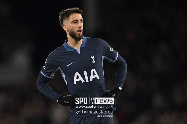 ▲ 손흥민과 로드리고 벤탄쿠르. 같은 토트넘 동료인데 이해할 수 없는 인터뷰를 했다. 벤탄쿠르가 손흥민을 향해 인종차별 발언을 했고, 사과에도 논란은 더 커졌다. 이후 손흥민이 용서했다는 SNS, 토트넘 구단 공식 반응까지 나왔지만 비난 여론은 여전히 거세다. 국내 언론뿐 아니라 이젠 영국 매체들까지 합세했다. 상황이 커지자 잉글랜드축구협회(FA)가 움직였다. 벤탄쿠르 징계를 구체적으로 논의 중이다.