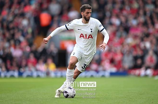 ▲ 손흥민과 로드리고 벤탄쿠르. 같은 토트넘 동료인데 이해할 수 없는 인터뷰를 했다. 벤탄쿠르가 손흥민을 향해 인종차별 발언을 했고, 사과에도 논란은 더 커졌다. 이후 손흥민이 용서했다는 SNS, 토트넘 구단 공식 반응까지 나왔지만 비난 여론은 여전히 거세다. 국내 언론뿐 아니라 이젠 영국 매체들까지 합세했다. 상황이 커지자 잉글랜드축구협회(FA)가 움직였다. 벤탄쿠르 징계를 구체적으로 논의 중이다.