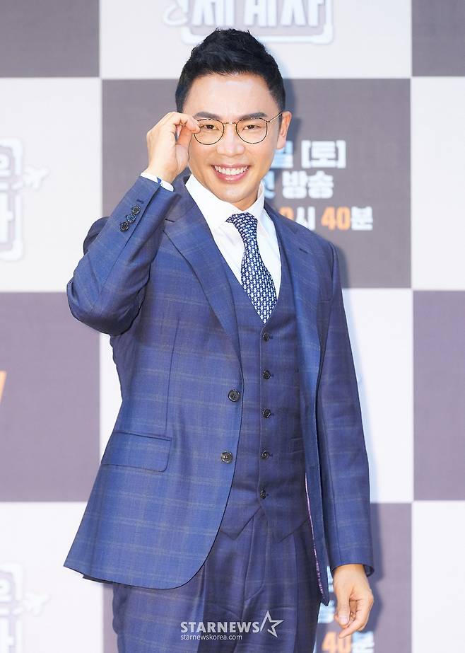 역사 강사 설민석이 11일 오후 온라인 생중계로 진행된 tvN '설민석의 벌거벗은 세계사' 제작발표회에 참석해 포즈를 취하고 있다. /사진제공=CJENM