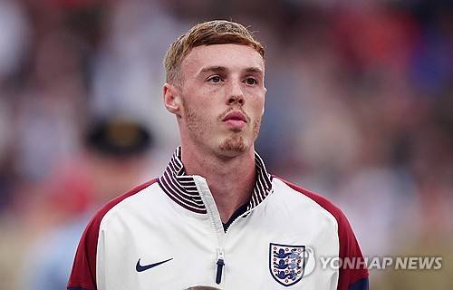잉글랜드가 21일(한국시간) 독일 프랑크푸르트 암마인에 있는 프랑크푸르트 아레나에서 열린 덴마크와의 유럽축구연맹(UEFA) 유로 2024 C조 2차전에서 1-1로 무승부를 거뒀다. 프리미어리그 22골 11도움으로 에당 아자르에 이어 20골-10도움을 기록한 최초의 선수가 된 콜 팔머는 두 경기 연속 벤치를 지키며 가레스 사우스게이트 감독과 불화의 기류가 감지됐다. 연합뉴스