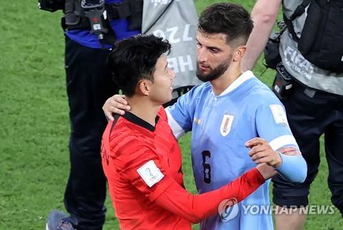 로드리고 벤탄쿠르가 손흥민을 향한 인종차별 발언으로 잉글랜드 축구협회로부터 징계 위기에 놓이자 한 우루과이 팬이 억울하다는 식의 반응을 보였다.&nbsp;우루과이 엘 옵세르바도르가 20일(한국시간) 인종차별 발언을 한 벤탄쿠르의 농담에 손흥민이 반응했다고 보도했다. 이 기사에서 한 우루과이 팬은 손흥민은 이에 대한 답으로 벤탄쿠르와 비슷하게 서양인들 역시 다 비슷하게 생겼다고 받아쳤어야 했다고 털어놨다. 손흥민이 유쾌하게 받아치지 못해 벤탄쿠르가 징계까지 받을 위기라는 억울하다는 식의 댓글이었다. 연합뉴스