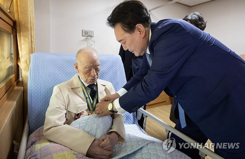 윤석열 대통령, '영웅의 제복' 입은 국가유공자 예우 (서울=연합뉴스) 홍해인 기자 = 윤석열 대통령이 21일 경기도 수원시 장안구 보훈요양원을 방문해 '영웅의 제복' 재킷을 입은 6·25 참전 국가유공자의 옷매무새를 고쳐주고 있다. 2024.6.21 [대통령실 제공. 재판매 및 DB 금지] hihong@yna.co.kr