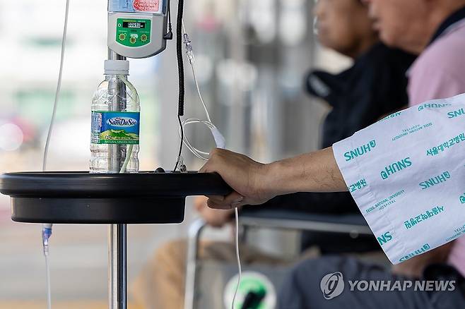 기로에 선 의정갈등 (서울=연합뉴스) 윤동진 기자 = 서울의대-서울대병원 교수 비상대책위원회(비대위)의 휴진관련 투표 결과가 예정된 21일 서울 종로구 서울대학교병원에서 환자가 대기하고 있다. 2024.6.21 mon@yna.co.kr