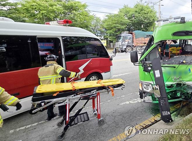 광주 월출동서 시내버스·25t 화물트럭 충돌 (광주=연합뉴스) 21일 오후 광주 북구 월출동 한 도로에서 25톤 화물차와 시내버스가 충돌해 소방 당국이 구조 작업을 하고 있다. 2024.6.21 [광주 북부소방서 제공. 재판매 및 DB 금지] daum@yna.co.kr