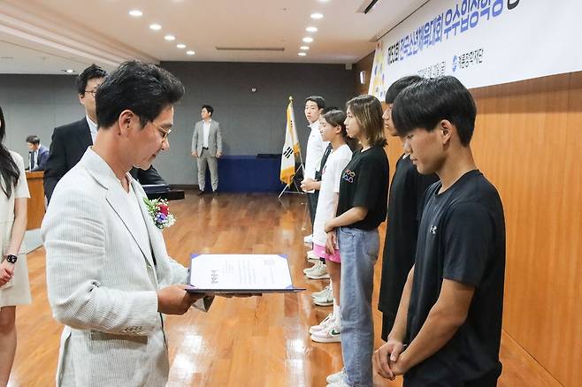 계룡장학재단 장학금 수여식 이승찬 계룡장학재단 이사장이 21일 전국소년체육대회 우수 입상자들에게 장학금을 전달하고 있다. [계룡장학재단 제공. 재판매 및 DB 금지]]