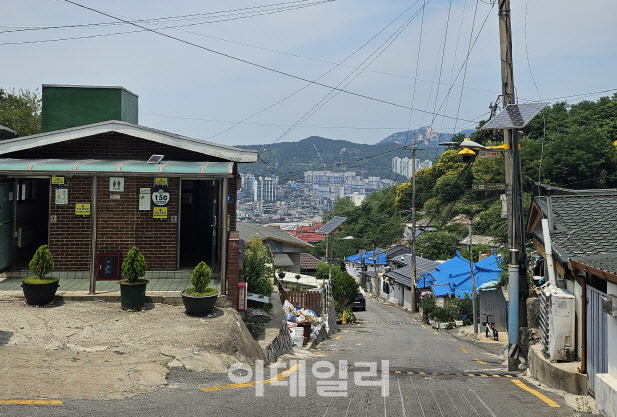 21일 서울 서대문구 홍제동 개미마을 정상 ‘개미마을’ 마을버스 정류장에서 내려다본 홍제동 아파트촌 모습. 왼쪽에 마을 공중화장실이 있다.(사진=전재욱 기자)