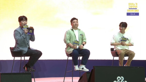 - 성승헌 캐스터(좌측부터), 민경훈 마비노기 디렉터, 최동민 콘텐츠 리더