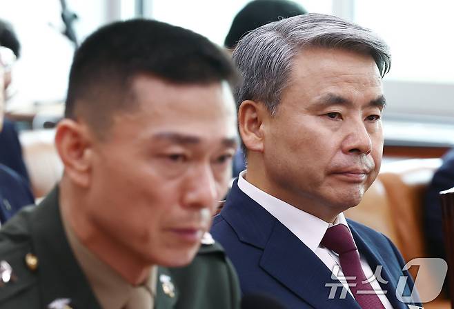 이종섭 전 국방부 장관(오른쪽)과 임성근 전 해병대 1사단장이 21일 서울 여의도 국회에서 열린 법제사법위원회 전체회의 순직 해병 수사 방해 및 사건 은폐 등의 진상규명을 위한 특별검사의 임명 등에 관한 법률안 관련 입법청문회에서 굳은 표정으로 의원 질의를 듣고 있다. 2024.6.21/뉴스1 ⓒ News1 김민지 기자