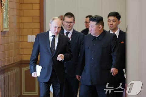 (평양 노동신문=뉴스1) = 북한 노동당 기관지 노동신문은 20일 "김정은 동지께서 6월 19일 러시아연방 대통령 블라디미르 푸틴 동지와 회담을 진행했다"라고 보도했다. 양국은 회담에서 '포괄적 전략 동반자 관계에 관한 조약'을 체결했다. [국내에서만 사용가능. 재배포 금지. DB 금지. For Use Only in the Republic of Korea. Redistribution Prohibited] rodongphoto@news1.kr