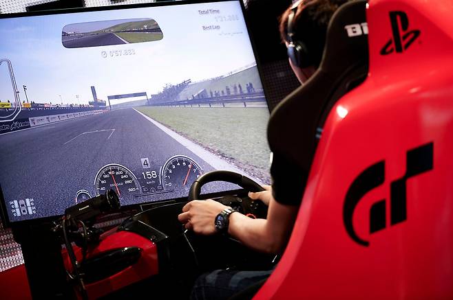 2015년 게임 대회 ‘닛산 GT 아카데미’에 출전해 레이싱 게임 '그란투리스모6'를 플레이하고 있는 이정우 선수. 일본 지역 우승컵을 들어올렸다. /이정우 제공