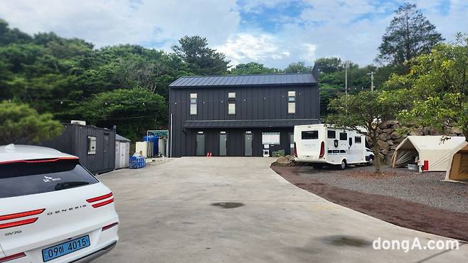 캠핑장 입구 검정색 컨테이너 건물에는 개수대를 비롯해 화장실과 샤워실이 함께 마련돼 있다.