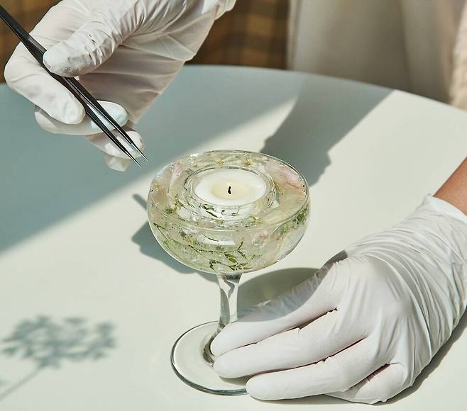 결혼식에서 사용한 부케를 활용해 만든 레진아트 향초. 스튜디오 어댑터 경지은