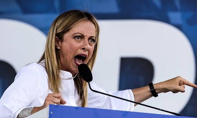 2020년 7월 이탈리아 로마 인민광장에서 열린 3대 우파 정당 합동집회에서 조르자 멜로니 ‘이탈리아의 형제들’ 대표가 연설하는 모습. EPA 연합뉴스