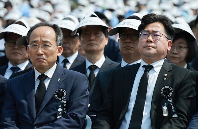 추경호 국민의힘 원내대표(왼쪽)와 박찬대 더불어민주당 원내대표가 지난 6일 서울 동작구 국립서울현충원에서 열린 제69회 현충일 추념식에 참석해 영상을 시청하고 있다. 연합뉴스