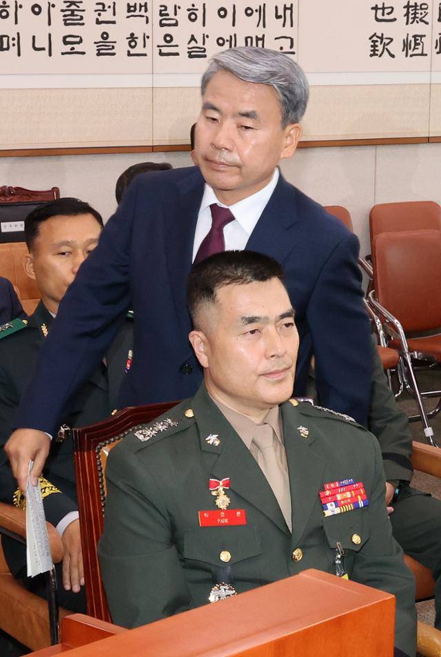 이종섭 전 국방부 장관이 21일 국회에서 열린 법제사법위원회 청문회에서 박정훈 전 해병대 수사단장 뒤로 지나가고 있다. 뉴시스