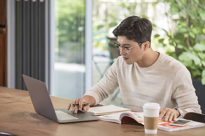식사 후 커피 마시기, 흡연하기, 가만히 앉아있기, 엎드려 낮잠 자기 등의 습관을 가지면 건강에 좋지 않다./사진=클립아트코리아