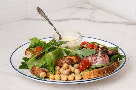 겉바속촉의 육우 스테이크 샐러드. 사진 모디스트필름