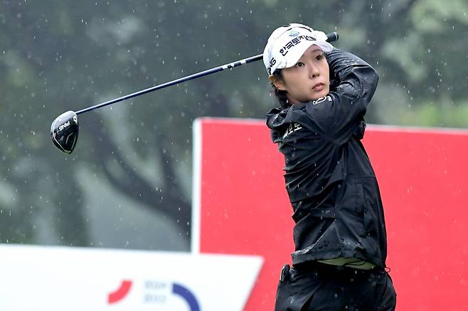 박지영이 22일 한국여자프로골프(KLPGA)투어 ‘BC카드·한경 레이디스컵 2024’ 3라운드 1번홀에서 티샷을 하고 있다. 포천힐스CC=변성현 한경닷컴 기자