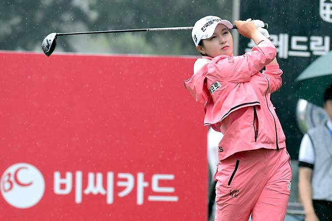 박현경이 22일 한국여자프로골프(KLPGA)투어 ‘BC카드·한경 레이디스컵 2024’ 3라운드 1번홀에서 티샷을 하고 있다. 포천힐스CC=변성현 한경닷컴 기자