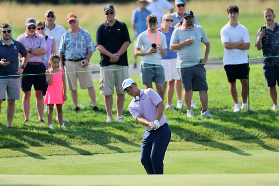 CROMWELL, CONNECTICUT - JUNE 21: Tom Kim plays a third shot on the fourth hole during the second round of the Travelers Championship at TPC River Highlands in Cromwell, Connecticut on Friday.  [GETTY IMAGES]