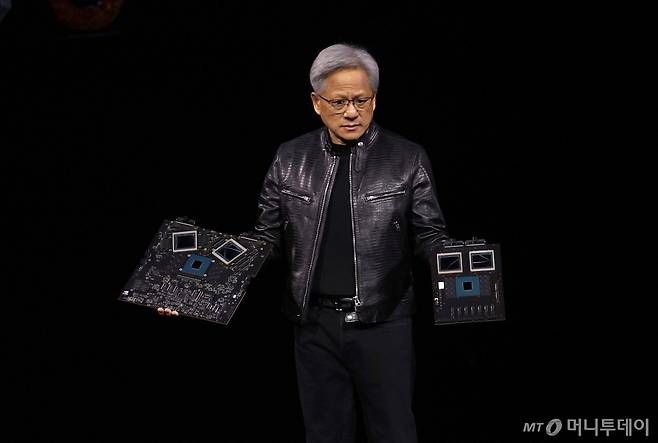 젠슨 황 엔비디아 최고경영자(CEO)가 18일(현지시간) 미국 캘리포니아 새너제이에서 진행된 엔비디아 주최 연례 개발자 회의 'GTC 2024'에서 생성형 인공지능(AI) 모델을 겨냥한 차세대 그래픽처리장치(GPU) 블랙웰(제품명 B200)을 공개하고 있다. /사진=팬덤