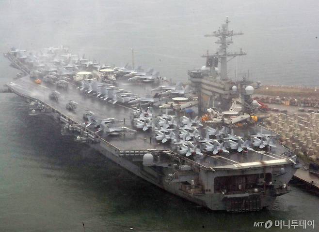 (22일 오전 미국 핵추진 항공모함 시어도어 루스벨트함(CVN-71·10만톤급)이 부산 남구 해군작전사령부 부산작전기지에 입항하고 있다.   이번 항공모함 방항은 지난해 11월 칼빈슨함 이후 7개월 만이다. 루스벨트함의 국내 입항은 이번이 처음이다.   루스벨트함은 다음 주 열릴 한국·미국·일본의 첫 다영역 연합훈련인 '프리덤 에지'에 참여하기 위해 방한했다. /사진=뉴스1