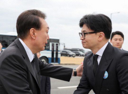 윤석열 대통령(왼쪽)과 한동훈 전 국민의힘 비상대책위원장. 연합뉴스