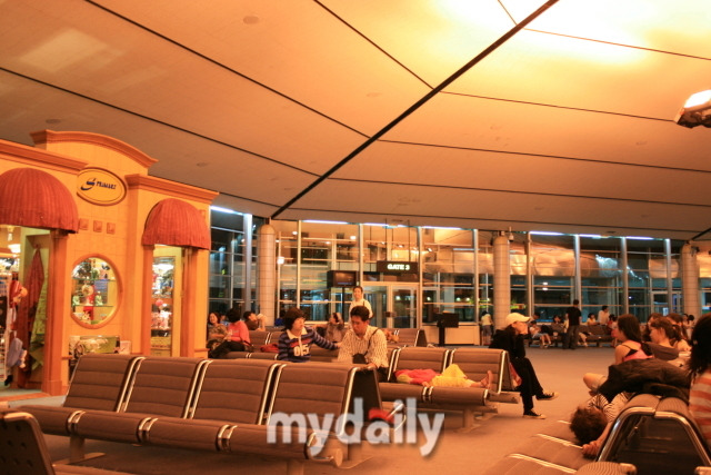 반다르스리브가완 공항 출국장. 출국할 때는 딱히 주의할 것이 없지만, 입국할 때는 이슬람 국가이다 보니 특히 술 문제에 엄격하므로 주의할 필요가 있다./신양란 작가