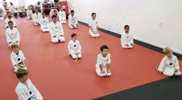 [서울=뉴시스] 20일 한 온라인 커뮤니티에는 '미국에서 한국 태권도장의 인기'라는 제목의 글과 함께 여러 장의 사진을 공개했다. (사진=보배드림 캡처) *재판매 및 DB 금지