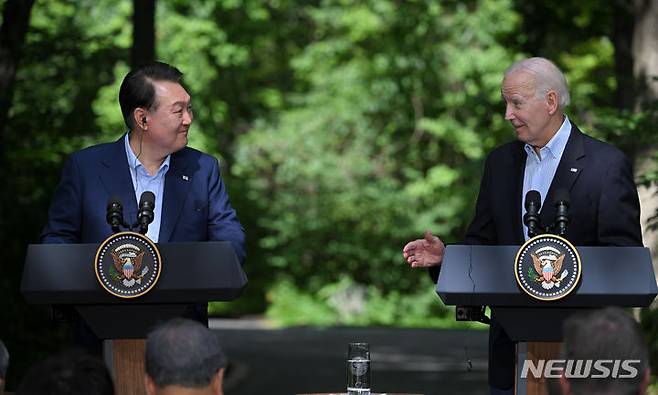[캠프 데이비드=뉴시스] 전신 기자 = 윤석열 대통령이 지난해 8월18일(현지시간) 메릴랜드주에 위치한 미국 대통령 별장 캠프 데이비드에서 열린 한미일 공동기자회견에서 발언을 마친 뒤 조 바이든 미국 대통령을 바라보고 있다. (공동취재) 2024.06.22. photo1006@newsis.com
