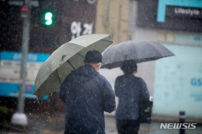 [서귀포=뉴시스] 우장호 기자 = 정체전선이 북상하며 호우경보가 내려진 지난 20일 오후 제주 서귀포시 서홍동 인근 횡단보도에서 우산을 쓴 시민들이 걸어가고 있다. 2024.06.20. woo1223@newsis.com