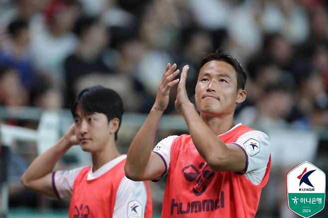 팬들에게 인사하는 손준호. 한국프로축구연맹