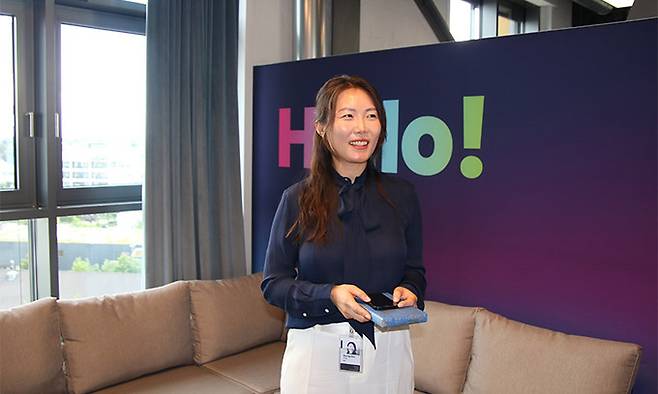 노승희 매니저가 7일(현지시간) 독일 바이에른주 뮌헨 마이본볼프 사무실에서 회사를 소개하고 있다. 고용노동부 제공