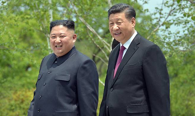 시진핑 중국 국가주석(오른쪽)과 김정은 북한 국무위원장. 평양 조선중앙통신·연합뉴스