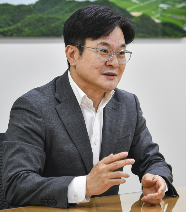 김병수 김포시장이 세계일보와 인터뷰에서 지하철 5호선 조정 등 굵직한 현안을 해결하며 보낸 지난 2년의 소회를 밝히고 있다. 김포시 제공