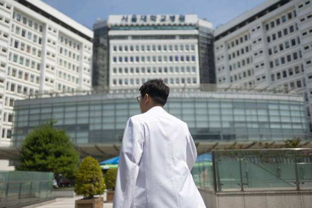 서울의대-서울대병원 교수 비상대책위원회(비대위)의 휴진관련 투표 결과가 발표된 21일 서울 종로구 서울대학교병원에서 의사가 이동하고 있다. 연합뉴스