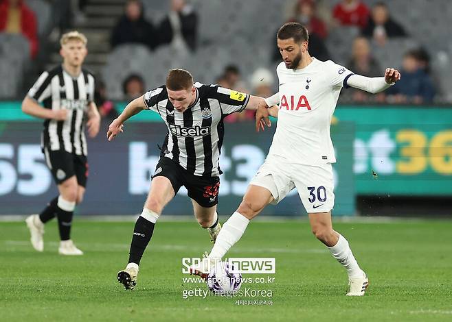 ▲&nbsp;영국 매체 '팀토크'는 21일(이하 한국시간) "벤탄쿠르가 엔제 포스테코글루 감독 체제에서 맹활약을 펼쳤음에도 이번 여름 이적 시장에서 팀을 옮길 수 있다"라고 보도했다. 매체에 따르면&nbsp;"갈라타사라이는 벤탄쿠르 측과 만나 개인 조건에 대해 논의했다"라며 "우루과의 출신의 페르난도 무슬레라와 루카스 토레이라가 벤탄쿠르 영입에 도움을 줄 것이다"라고 언급했다.