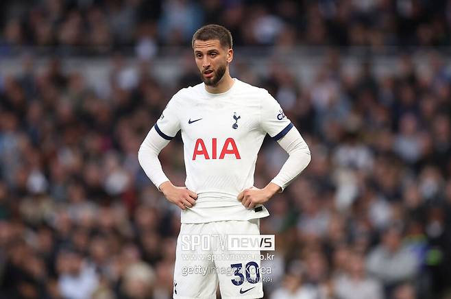 ▲&nbsp;영국 매체 '팀토크'는 21일(이하 한국시간) "벤탄쿠르가 엔제 포스테코글루 감독 체제에서 맹활약을 펼쳤음에도 이번 여름 이적 시장에서 팀을 옮길 수 있다"라고 보도했다. 매체에 따르면&nbsp;"갈라타사라이는 벤탄쿠르 측과 만나 개인 조건에 대해 논의했다"라며 "우루과의 출신의 페르난도 무슬레라와 루카스 토레이라가 벤탄쿠르 영입에 도움을 줄 것이다"라고 언급했다.