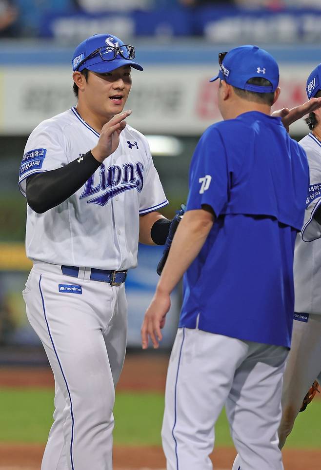 왼쪽부터 삼성 라이온즈 외야수 윤정빈과 박진만 감독. 경기에서 승리 후 하이파이브하고 있다. 삼성 라이온즈 제공