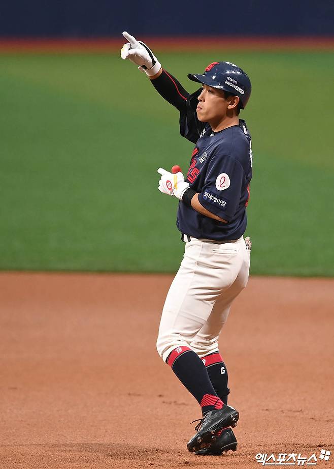 롯데 외야수 황성빈은 22일 고척스카이돔에서 열린 '2024 신한 SOL Bank KBO 리그' 키움과 주말 3연전 두 번째 경기에서 1번타자 중견수로 선발 출전했다. 이날 5회초 우전 안타를 때려 포문을 열었다. 엑스포츠뉴스 DB