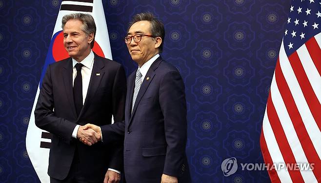 악수하는 조태열 외교부 장관과 블링컨 미 국무장관 (서울=연합뉴스) 황광모 기자 = 조태열 외교부 장관과 제3차 민주주의 정상회의 참석차 방한한 토니 블링컨 미 국무장관이 18일 오후 서울 종로구 외교부에서 오찬을 겸해 열린 한·미 외교장관 회담에서 만나 악수하고 있다. 2024.3.18 [공동취재] hkmpooh@yna.co.kr