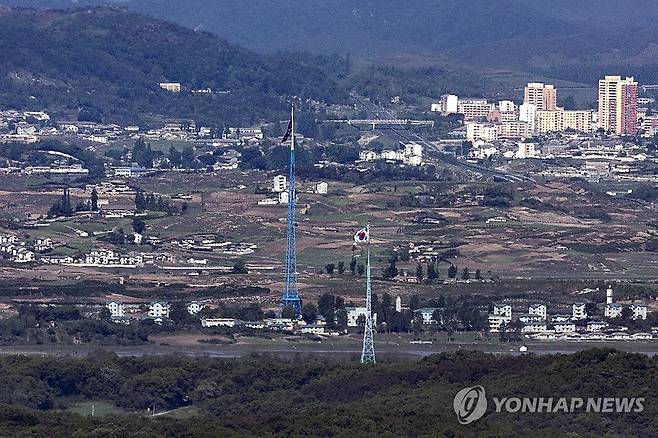 펄럭이는 대성동마을 태극기와 북한 인공기 [연합뉴스 자료사진]