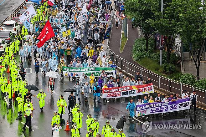 민주노총 전국노동자대회 행진 (서울=연합뉴스) 서대연 기자 = 전국민주노동조합총연맹(민주노총) 조합원들이 22일 오후 서울 숭례문 일대에서 열린 전국노동자대회에서 대통령실 방향으로 행진하고 있다.
    이들은 최저임금 대폭 인상, 업종별 차등적용 폐기, 노조법 2·3조 개정, 모든 노동자에게 근로기준법 적용 등을 촉구했다. 2024.6.22 dwise@yna.co.kr