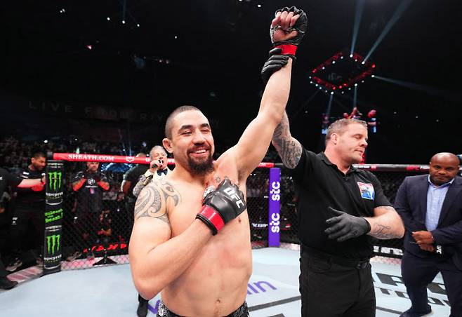 UFC 미들급 전 챔피언 로버트 휘태커가 1라운드 KO승을 거둔 뒤 환하게 웃으며 기뻐하고 있다. 사진=UFC