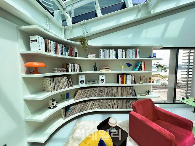 ‘스카이 스위트 한강브릿지 서울’의 거실에 있는 각종 디자인 서적과 가 (사진=김명상 기자)