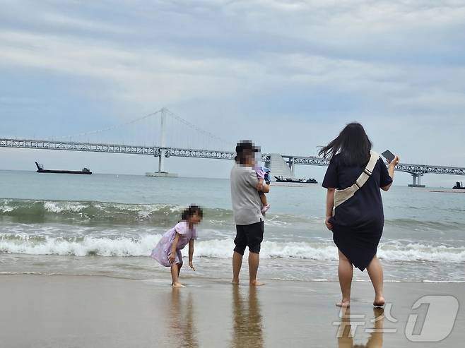 23일 부산 광안리해수욕장에서 한 가족이 바닷물에 발을 담그고 있다.2024.6.23.손연우 기자