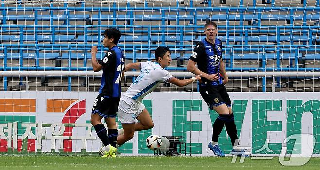 23일 오후 인천 중구 인천축구전용경기장에서 열린 '프로축구 하나은행 K리그1 2024 18라운드' 인천 유나이티드와 포항 스틸러스의 경기 전반 26분 선제골을 넣은 포항 허용준이 세리머니 하고 있다. 2024.6.23/뉴스1 ⓒ News1 장수영 기자